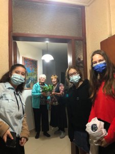 ט"ו בשבט - חניכי בני עקיבא מעניקים שתלים לקשישים וחולי קורונה