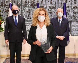 נשיא המדינה ראובן רובי רבלין עם שר החינוך יואב גלנט בטקס הענקת האות למנהלת ביהס ענת אסף. צילום: דוברות עיריית לוד
